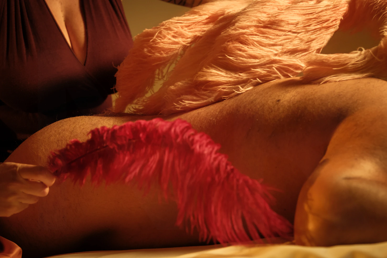 Effleurement aux plumes pendant le massage sensoriel du Souffle des Muses